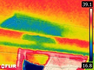 サーモグラフィー、雨漏り修理、軒天補修、穴の開いた軒天のサーモグラフィー