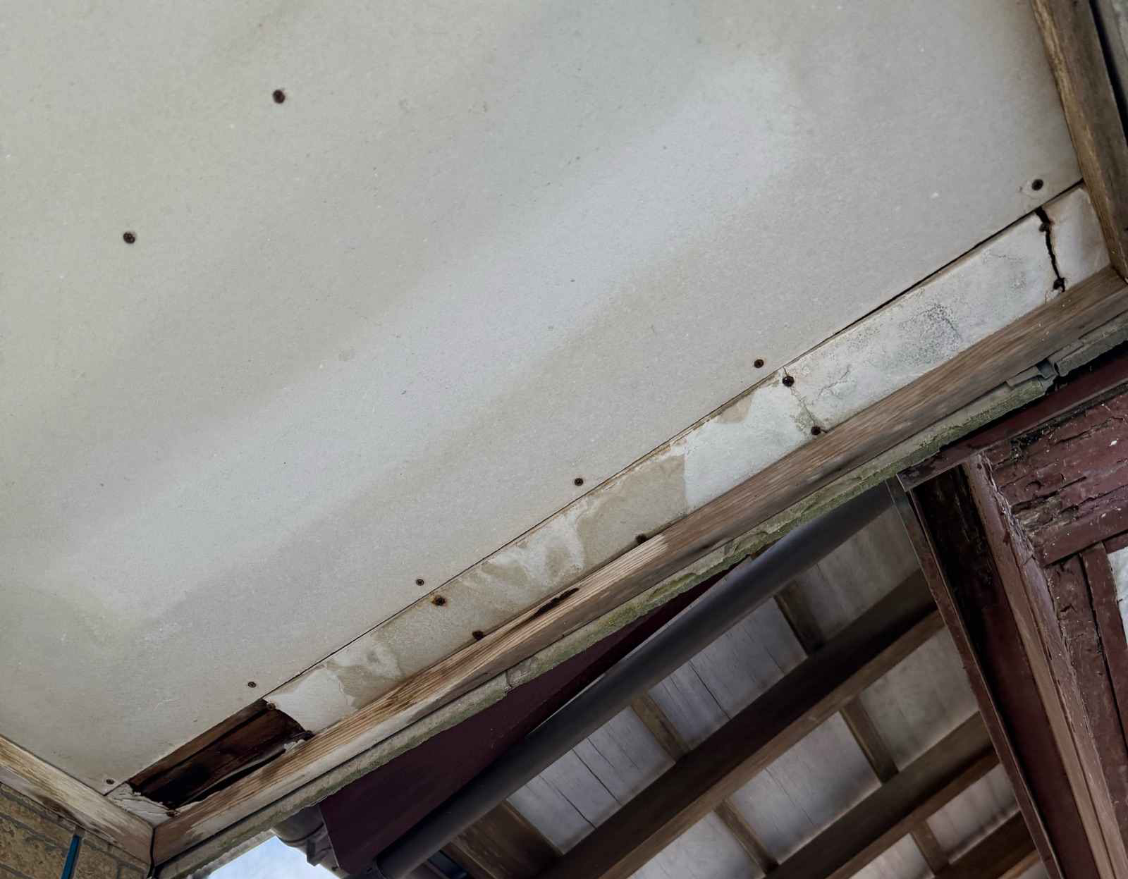 行方市の雨漏り現場の穴の開いた軒天補修、行方市現場