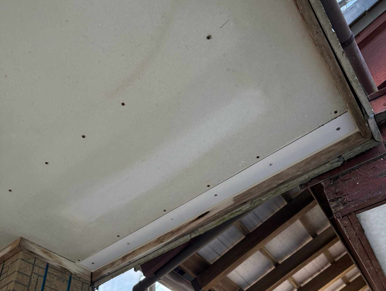 行方市の雨漏り現場の穴の開いた軒天補修、行方市現場