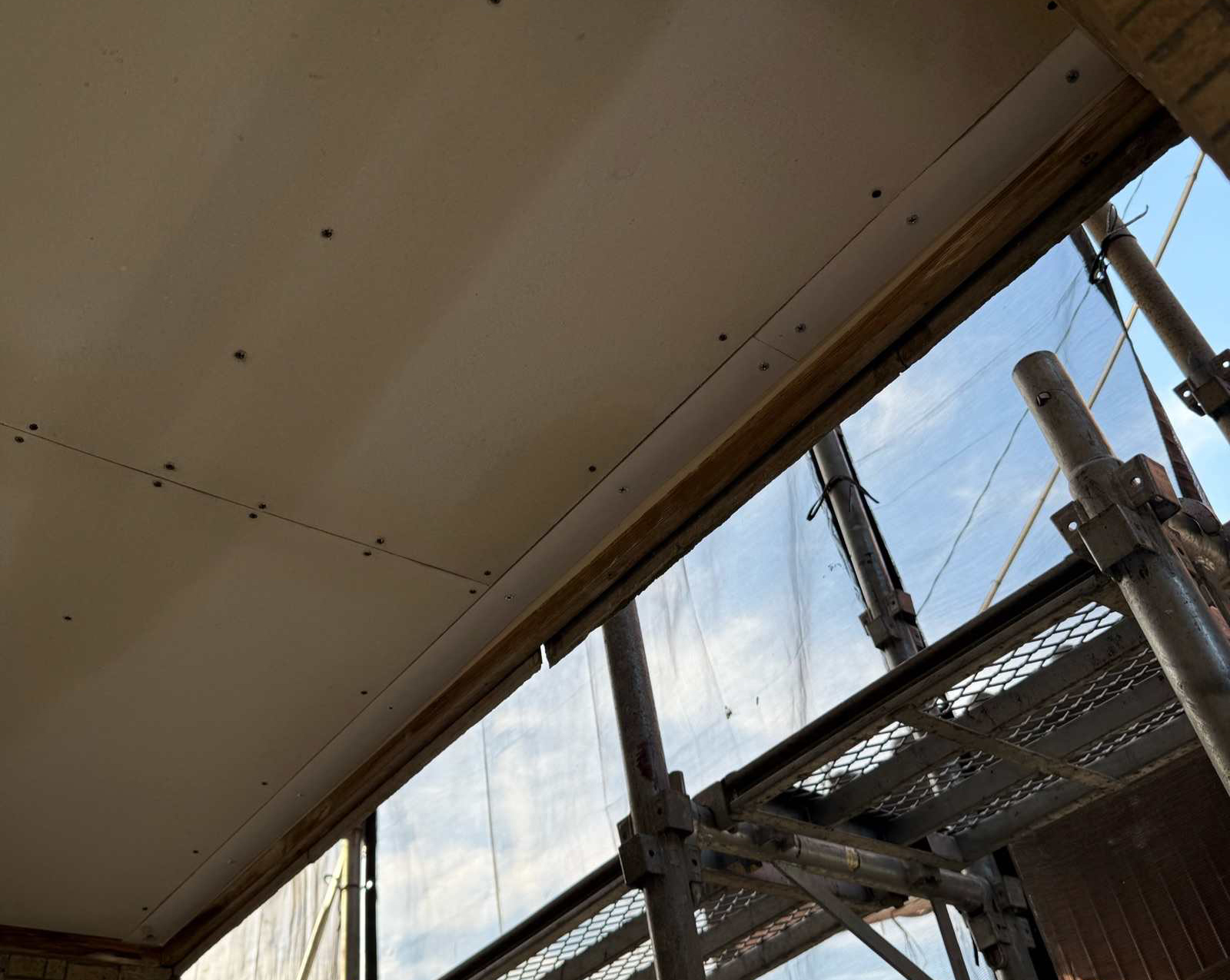 行方市の雨漏り現場の穴の開いた軒天補修、行方市現場