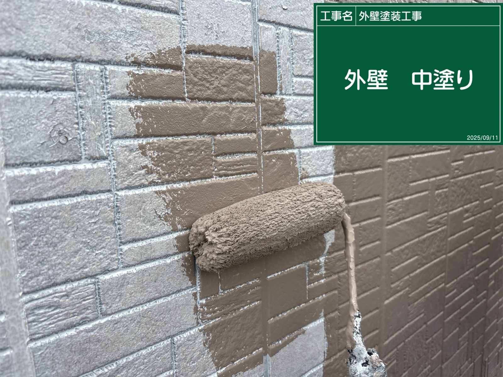 行方市の外壁塗装現場、中塗り