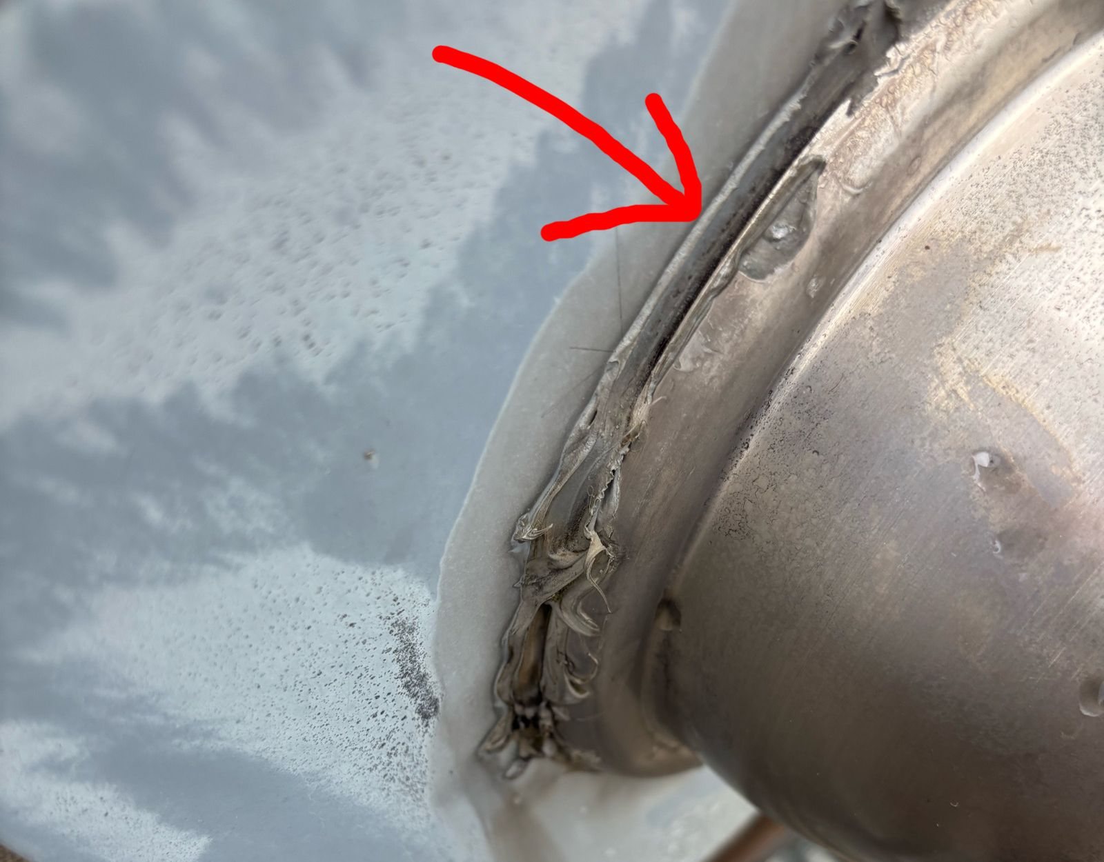 行方市の雨漏り現場、雨漏り原因は通気口のシーリング劣化から