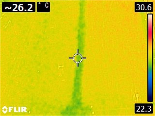 雨漏り中の倉庫の壁をサーモカメラで撮影