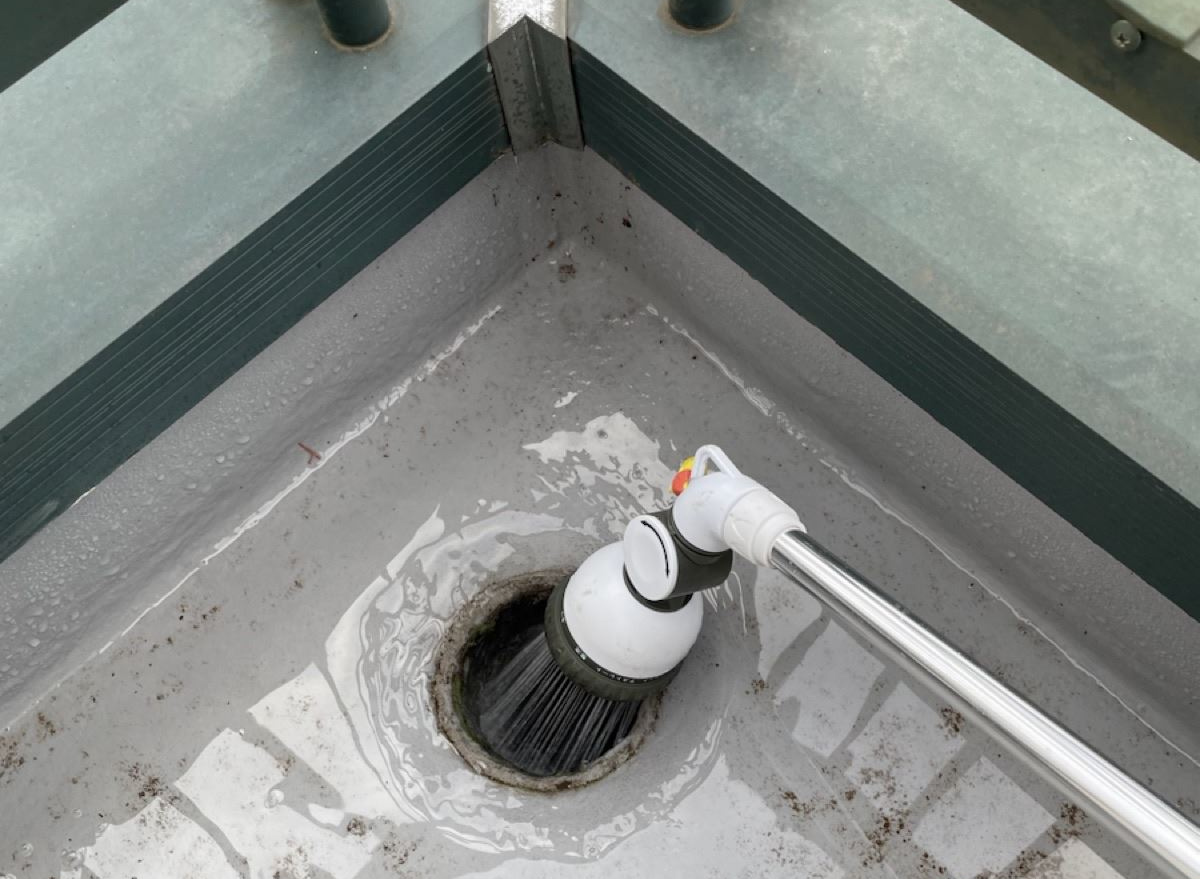 かすみがうら市雨漏り散水調査ベランダ排水溝