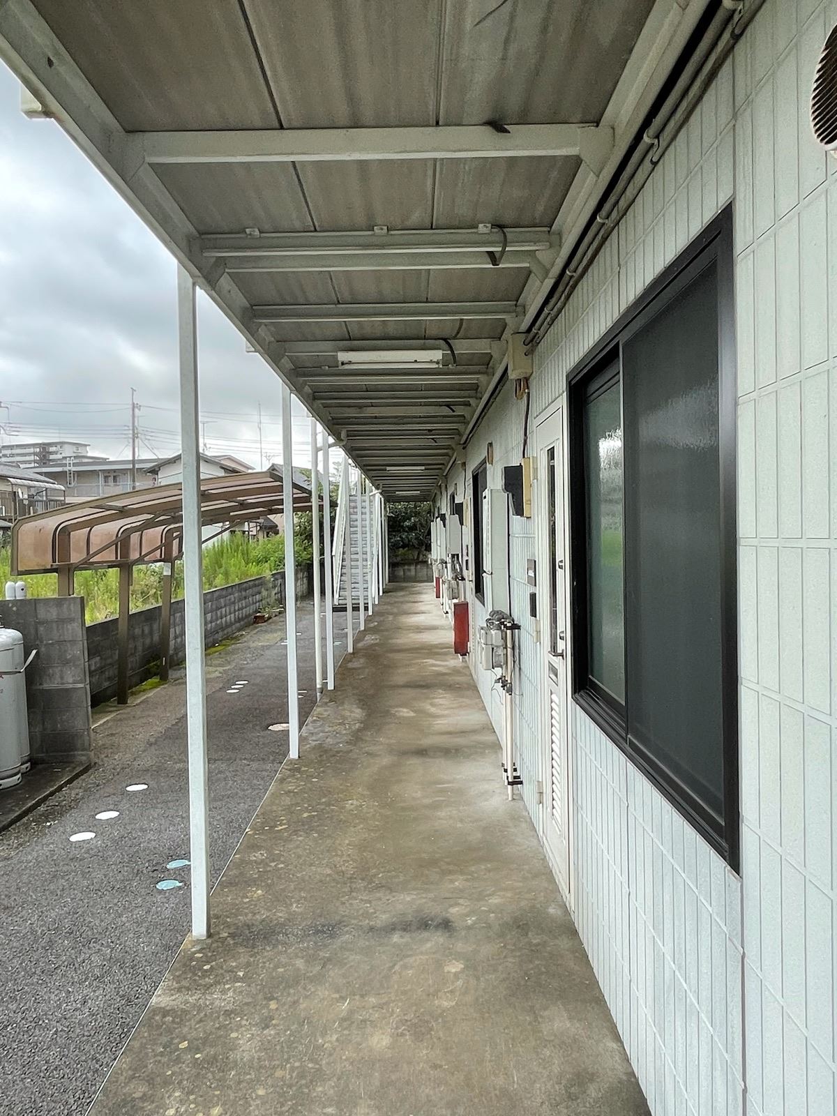 アパート玄関前　1階