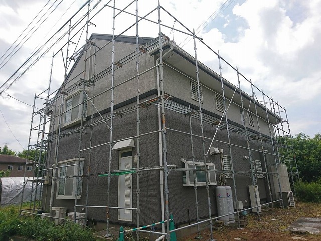 足場が設置された住まい