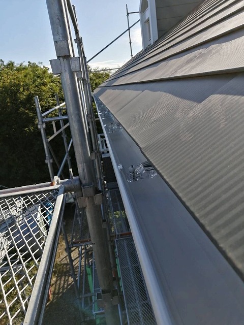 新しい雨樋の止め金具を取り付けた様子