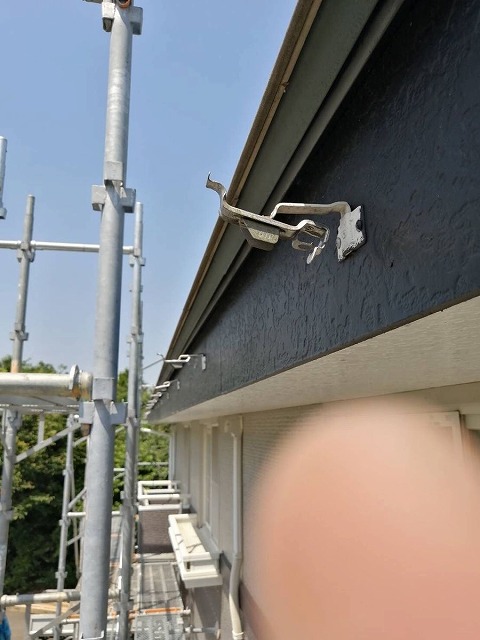 劣化した雨樋の止め金具