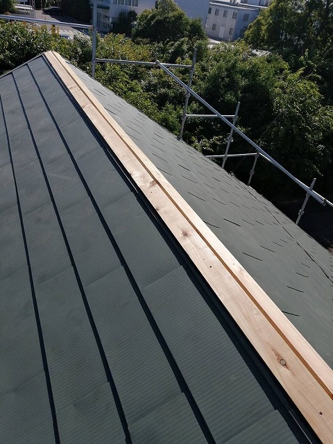 棟板金の下地を補修