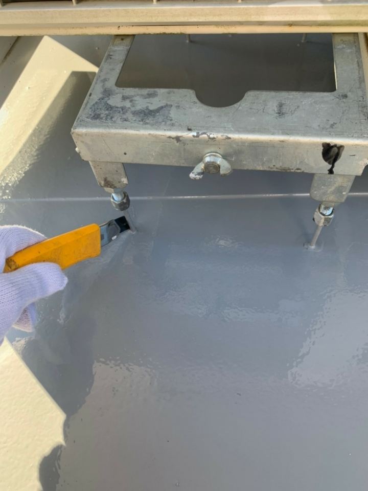 カッターで切り込み