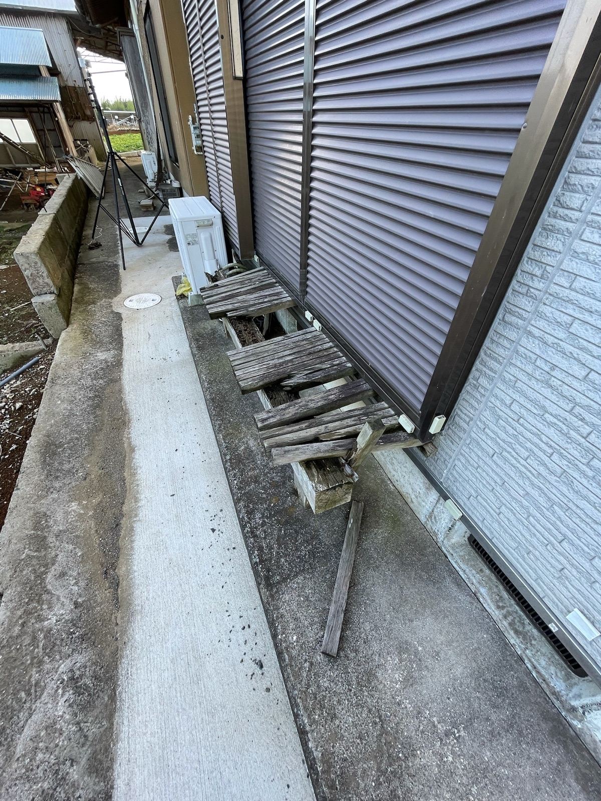 ボロボロになった縁側