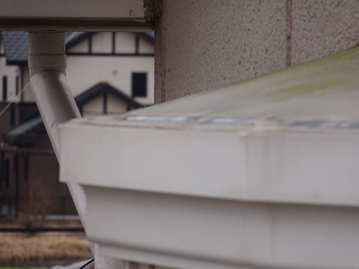 汚れが目立つ庇