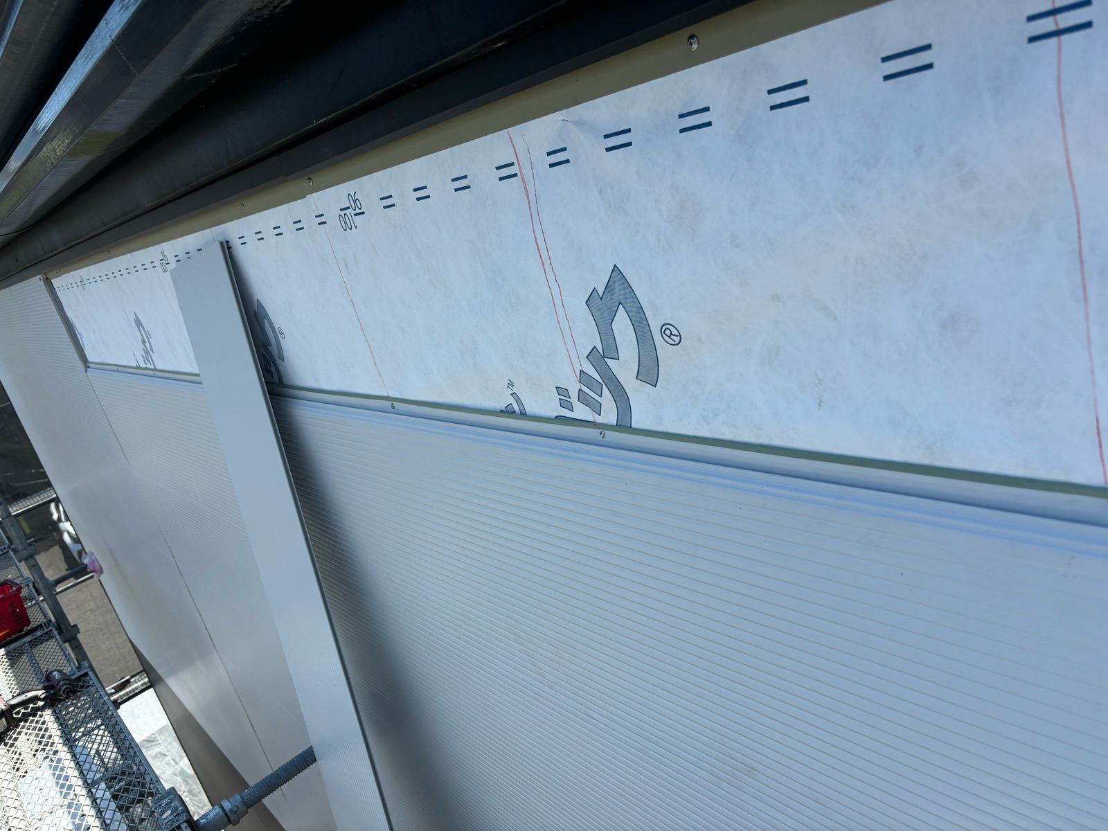 ガルステージを貼る様子