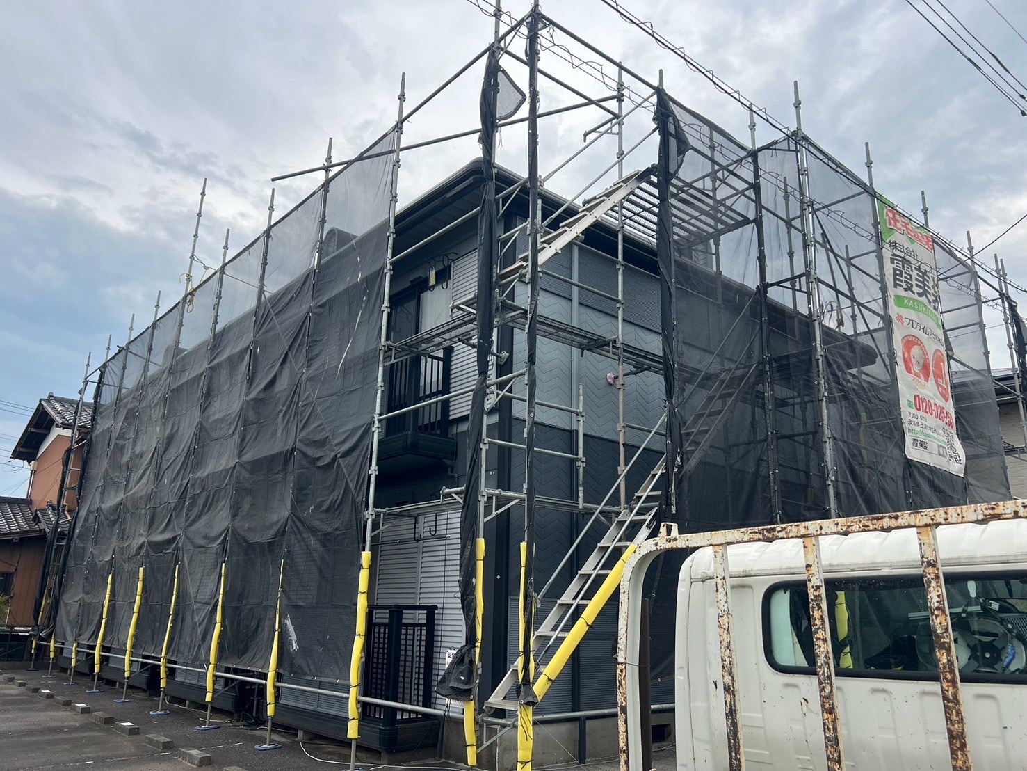 足場を設置したアパート