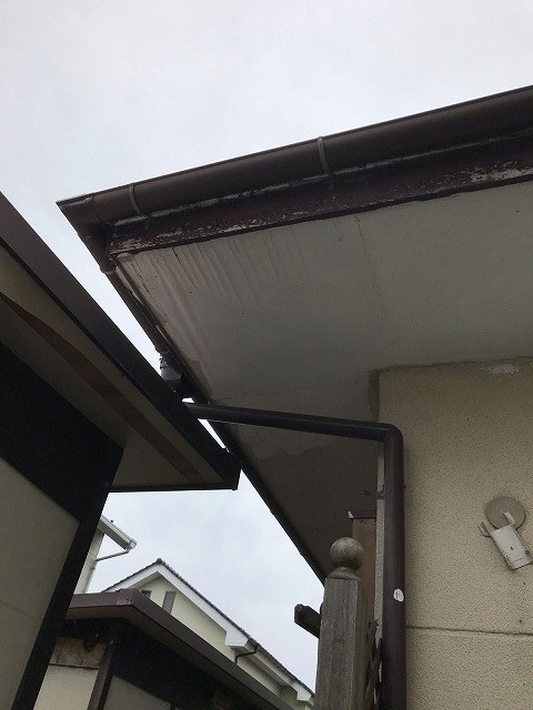 軒天が浮いている