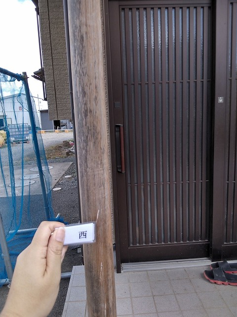玄関前　柱色褪せ