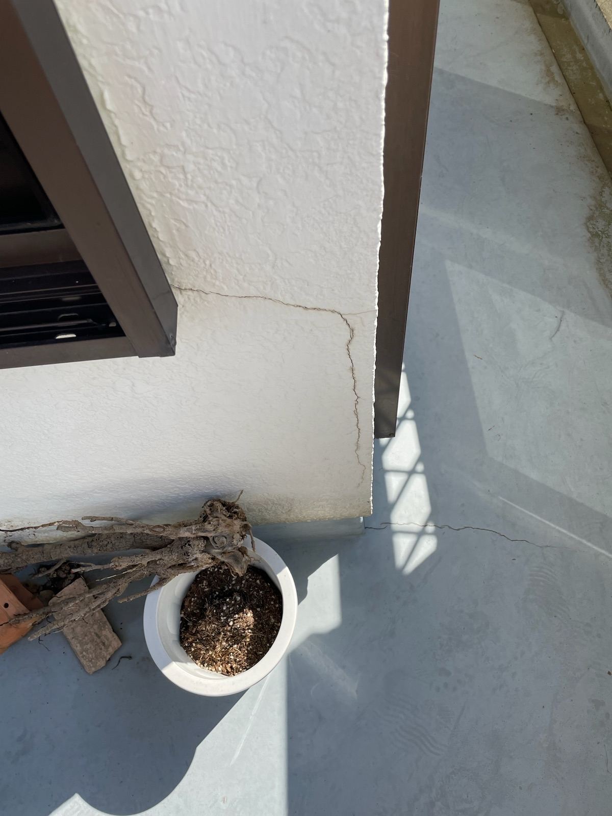 ベランダ亀裂