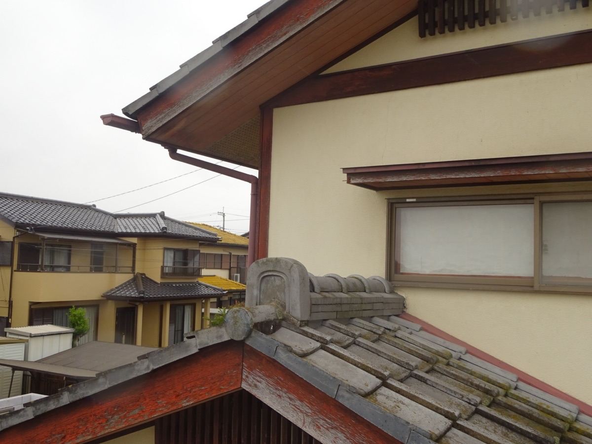 下屋根破風板　塗装剥げ
