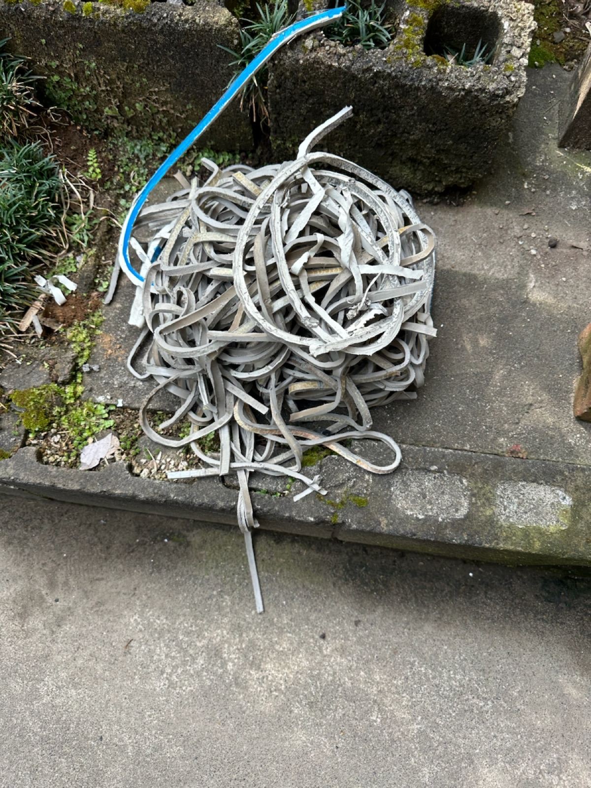 劣化したシーリングの山