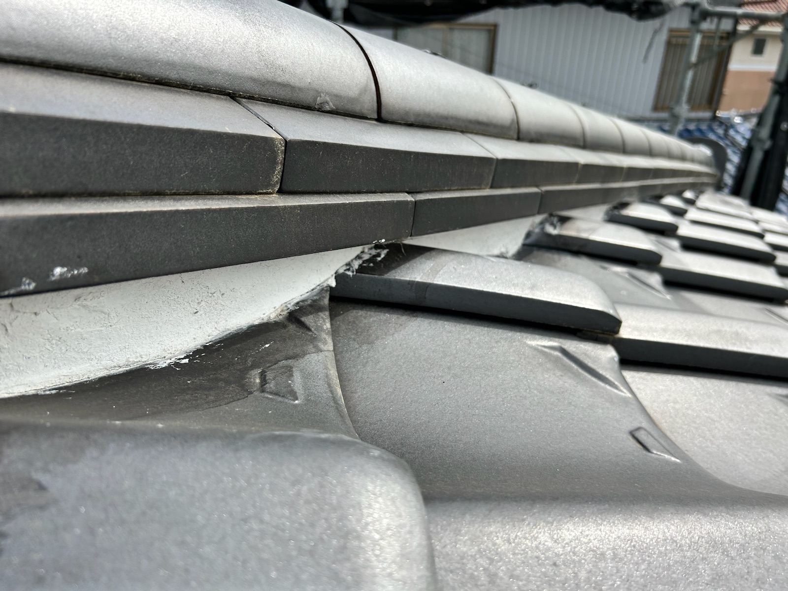 劣化した漆喰を新しい漆喰で詰め直した後