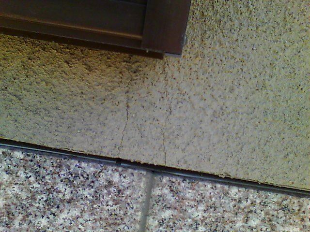 モルタル外壁ひび割れ