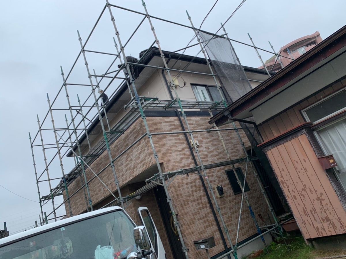 仮設足場施工中