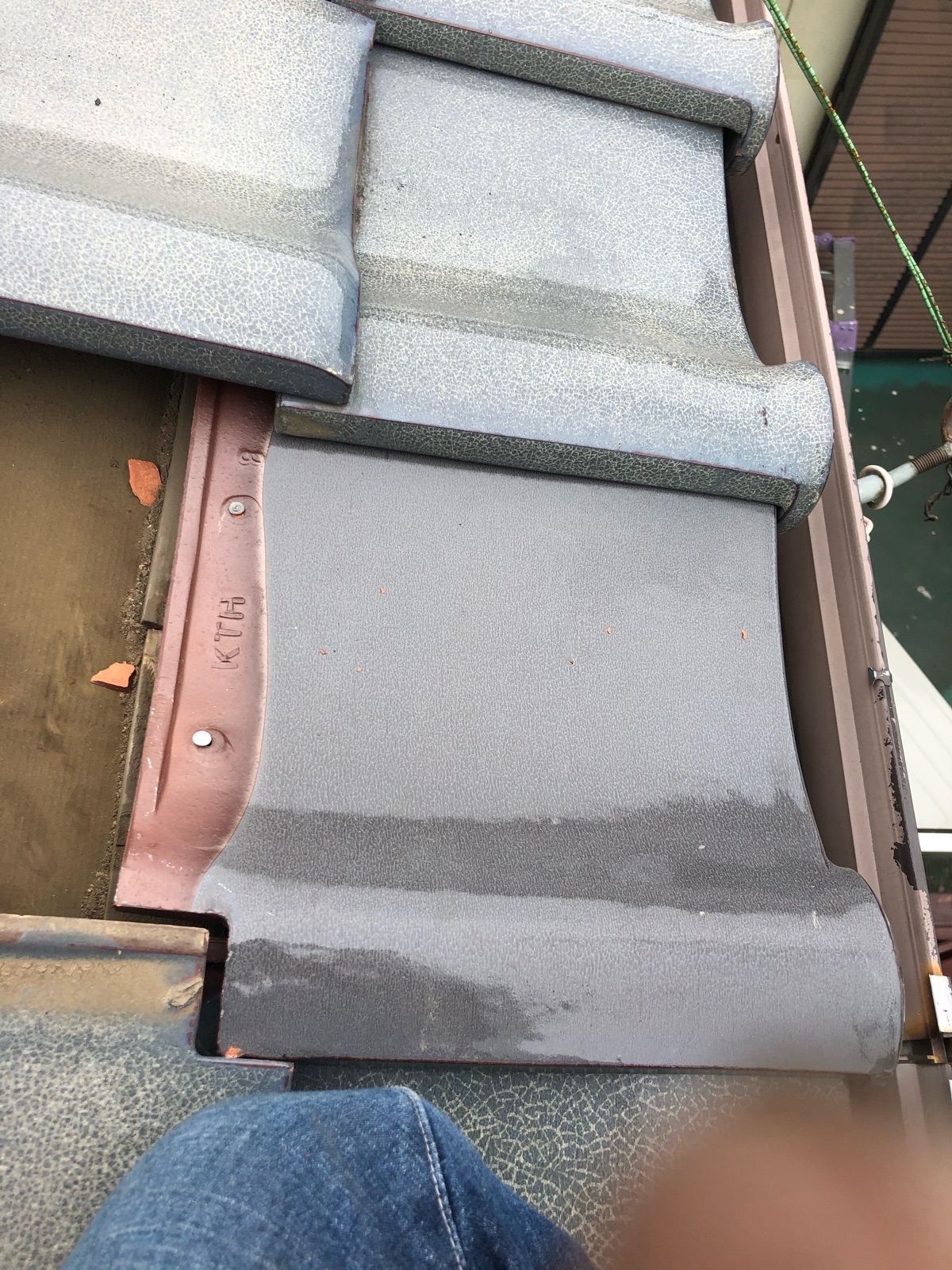 割れた瓦を差し替え