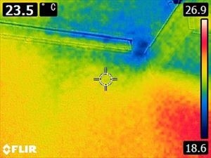 サーモグラフィ調査、水が溜まっている
