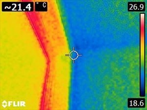 サッシ周りの散水調査。青色は浸水あり