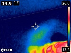 天井をサーモカメラで調査