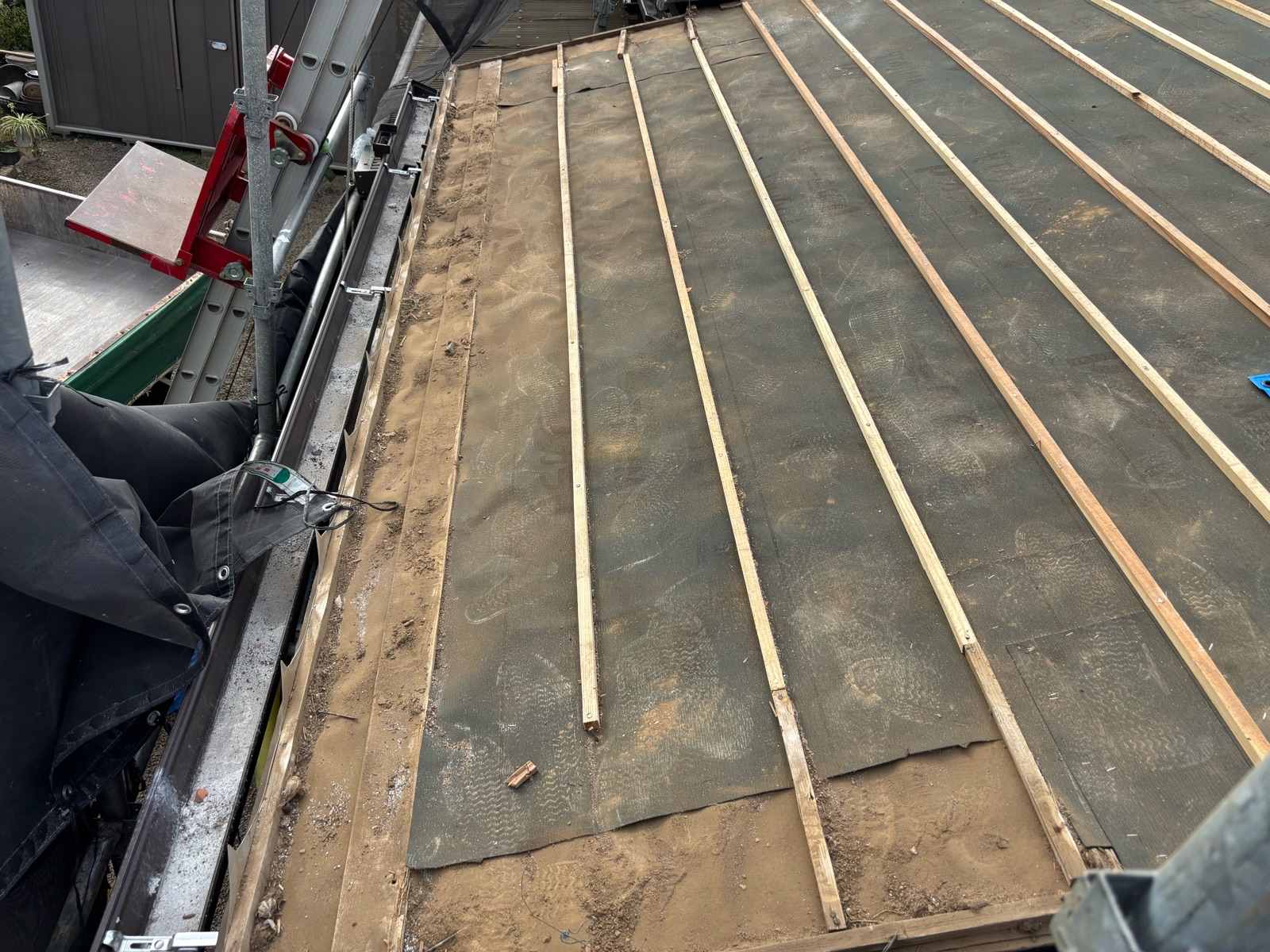 土浦市のお客様より屋根の葺き直し、瓦も新しくする。防水シートの様子がおかしい