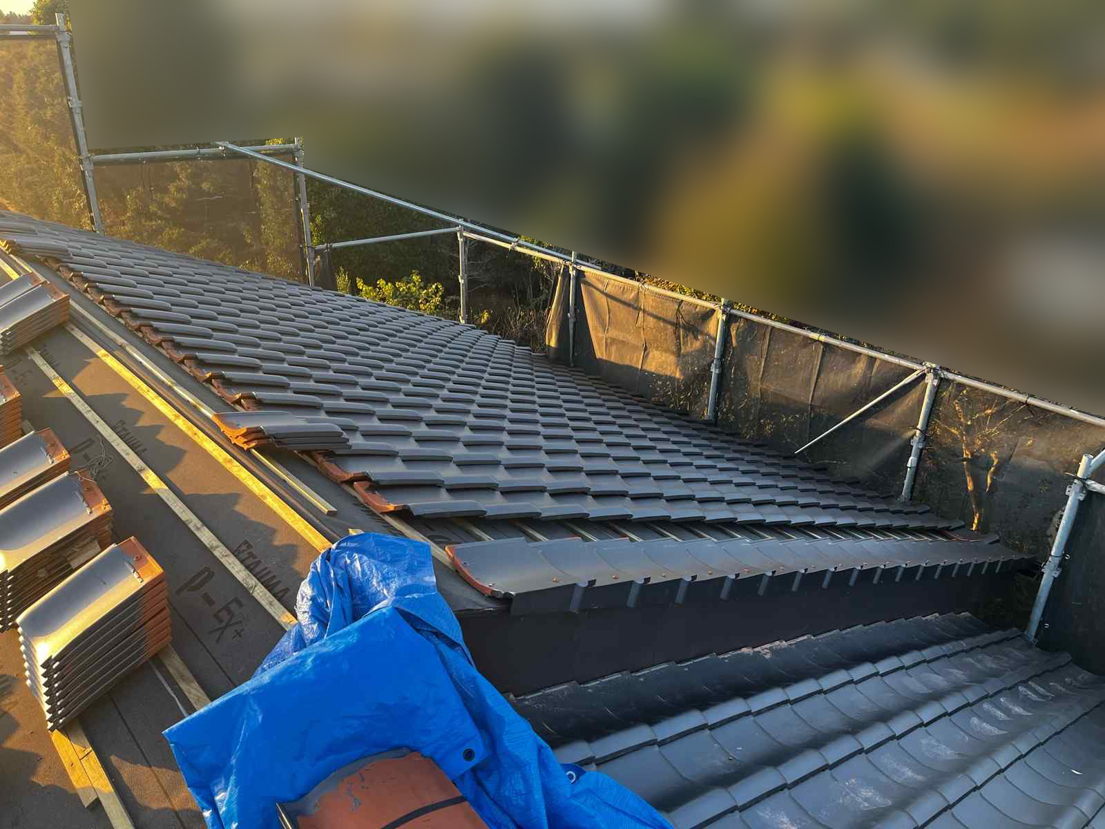 土浦市で施工不良の屋根葺き直し工事、屋根瓦を設置していく