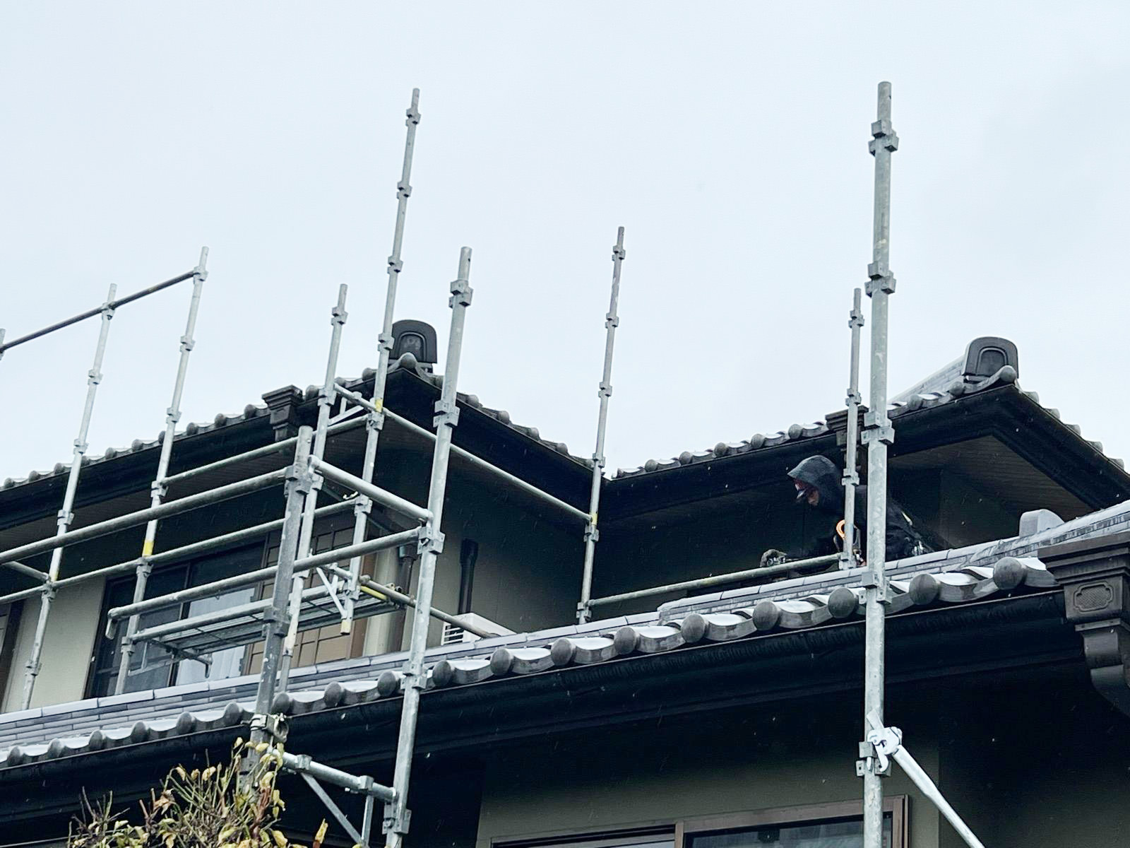 足場設置で安全に工事を行う
