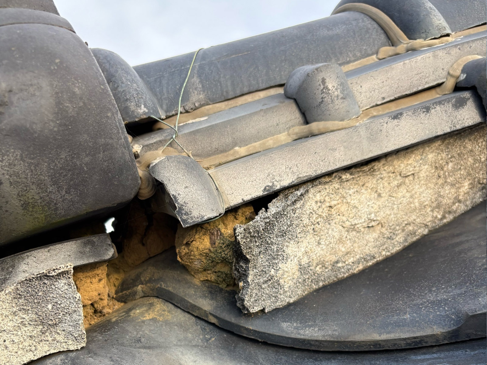 屋根の棟崩れと漆喰剥がれ、土浦市