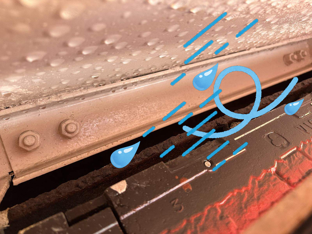 土浦市保育園で雨漏り、踊り場の裏の隙間2