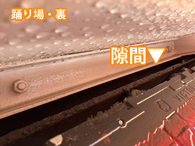 土浦市保育園で雨漏り、踊り場の裏の隙間1