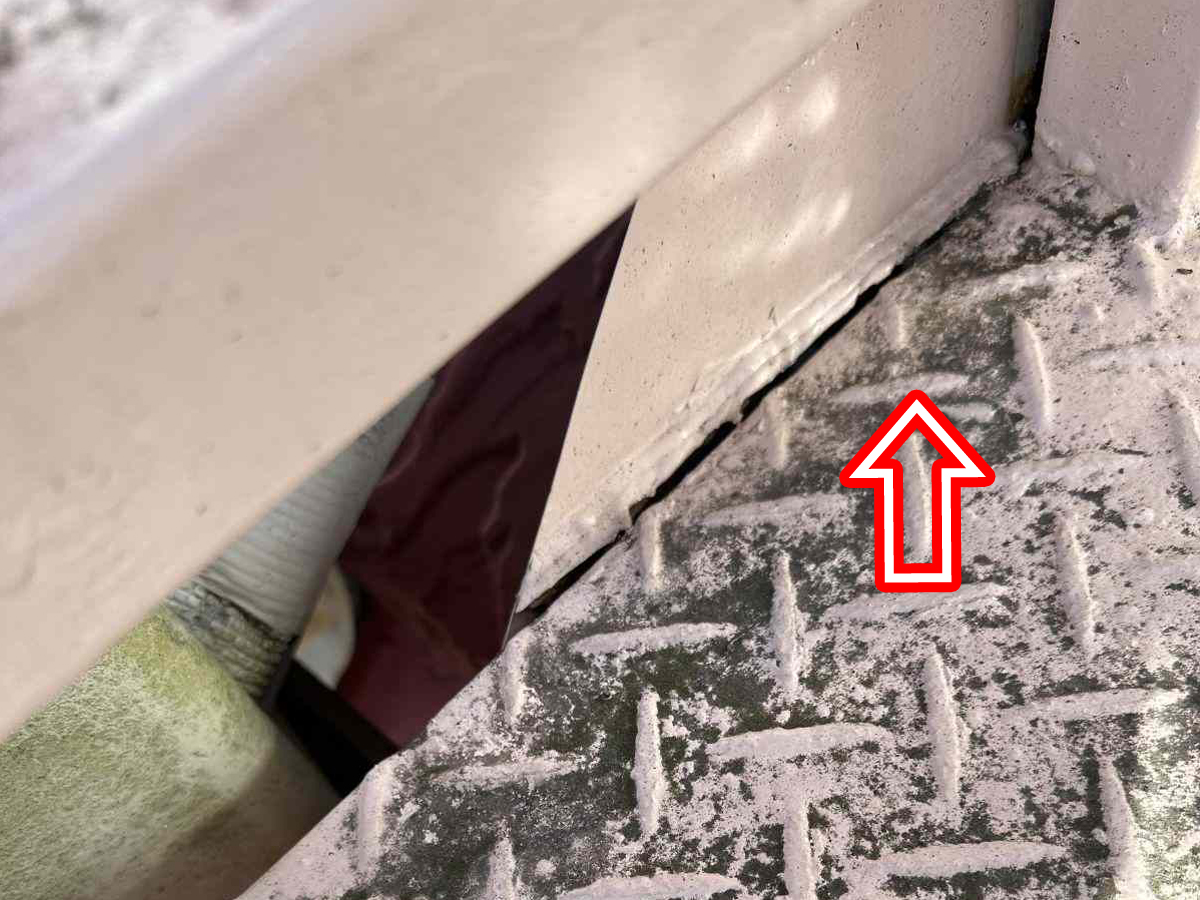 土浦エンゼル保育園雨漏り修理・外部階段周辺の雨漏り施工前