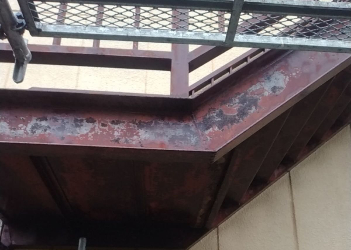 サビた鉄骨階段