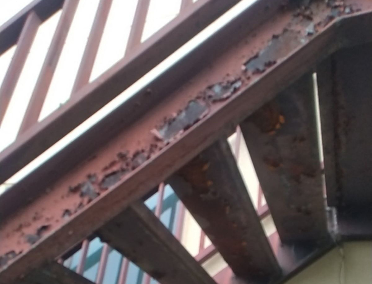 サビた鉄骨階段