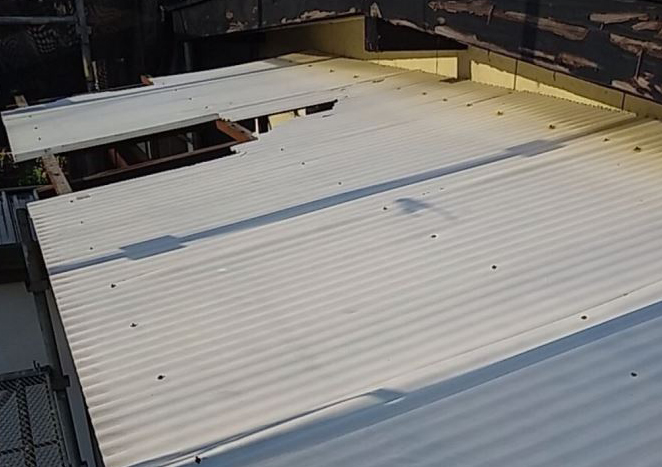 土浦市で穴の空いた波板ポリカ