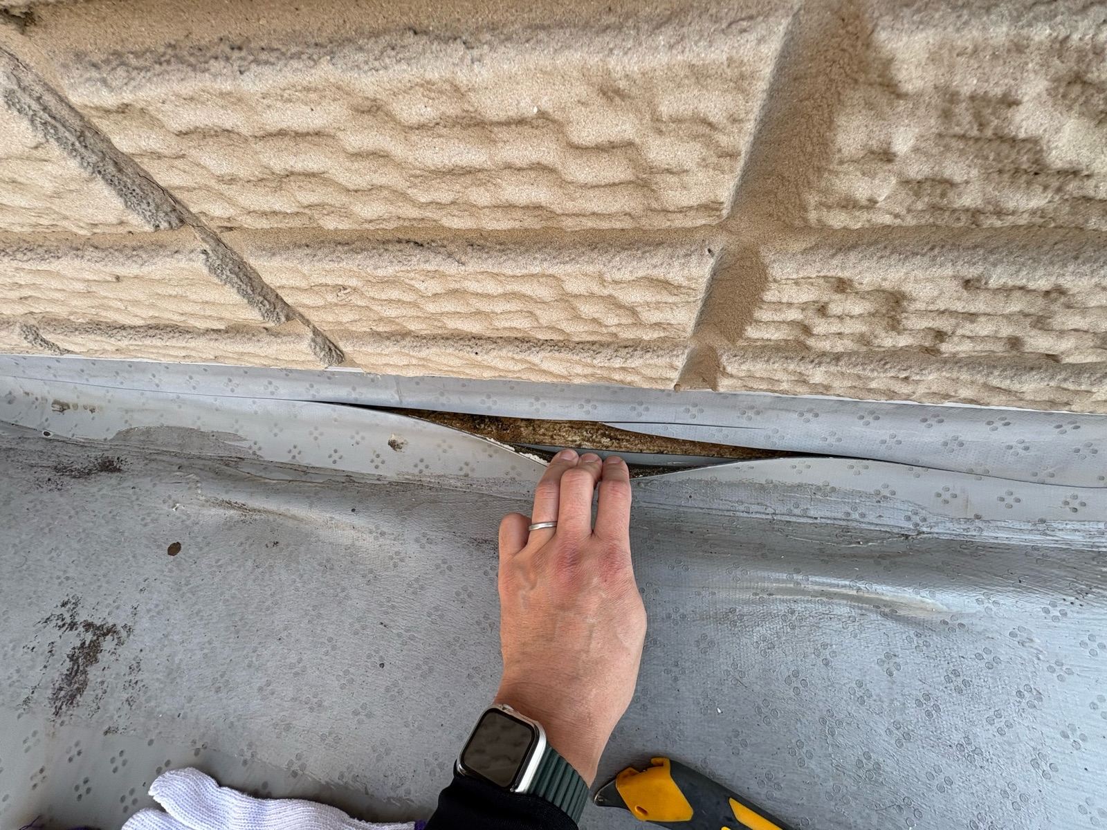 浮いていた防水層を撤去