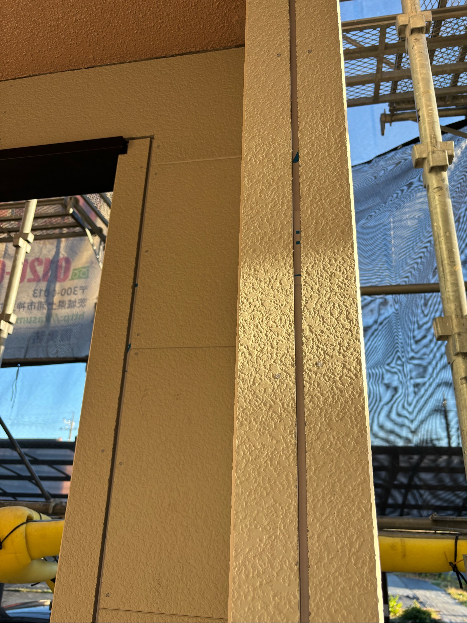 かすみがうら市雨漏り玄関柱の外壁施工、小壁水切りも施工