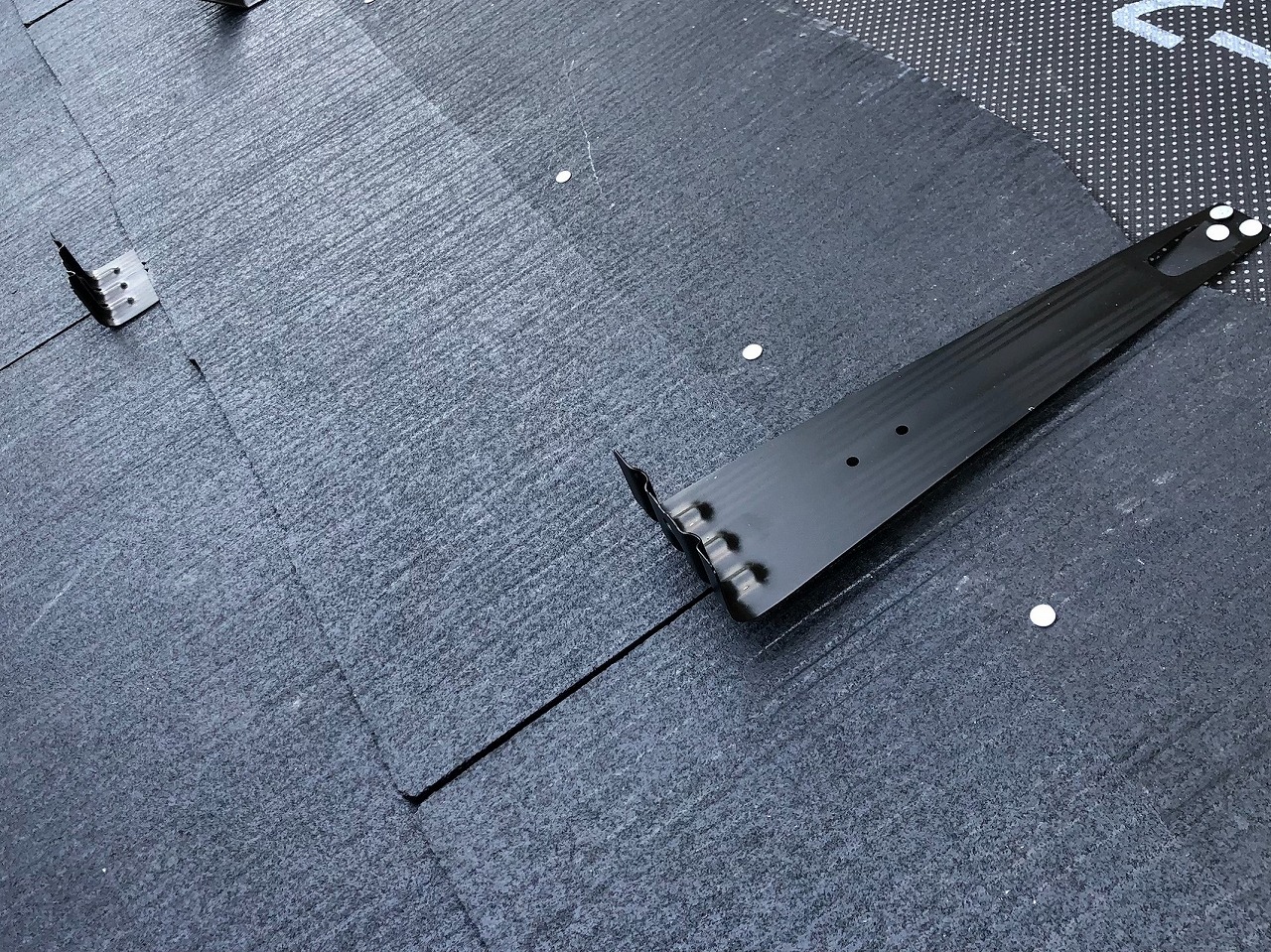 カラーベスト葺き雪止め金物