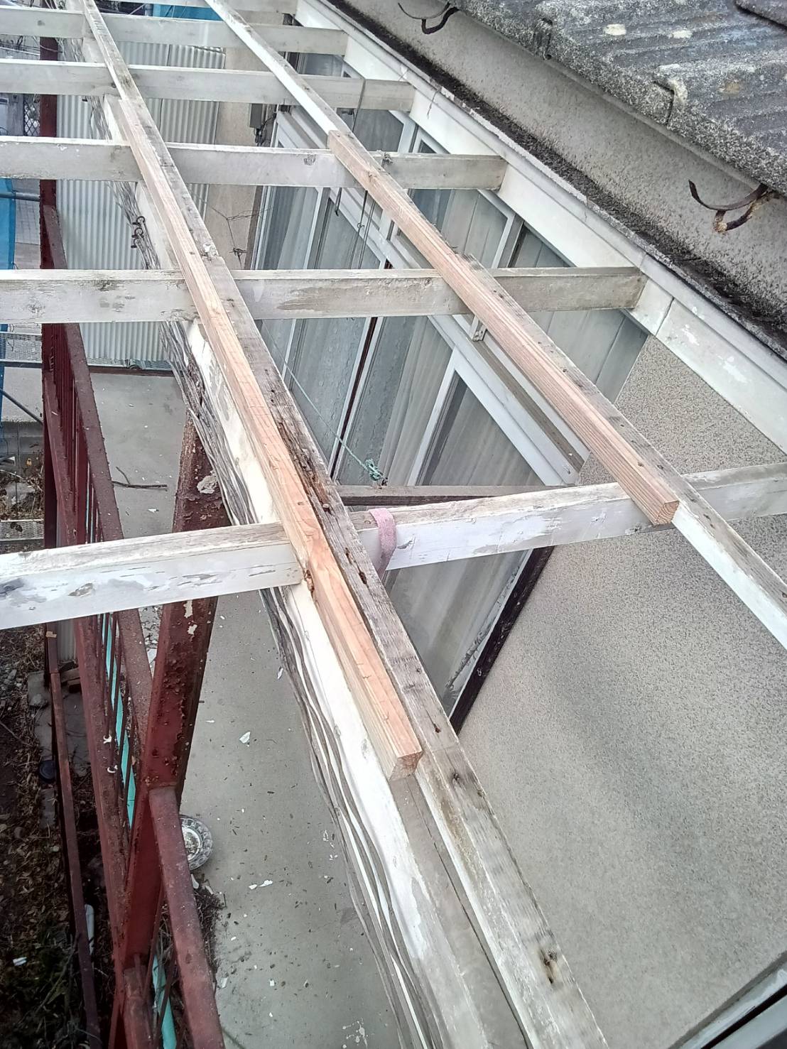 傷んだ下地の補強作業