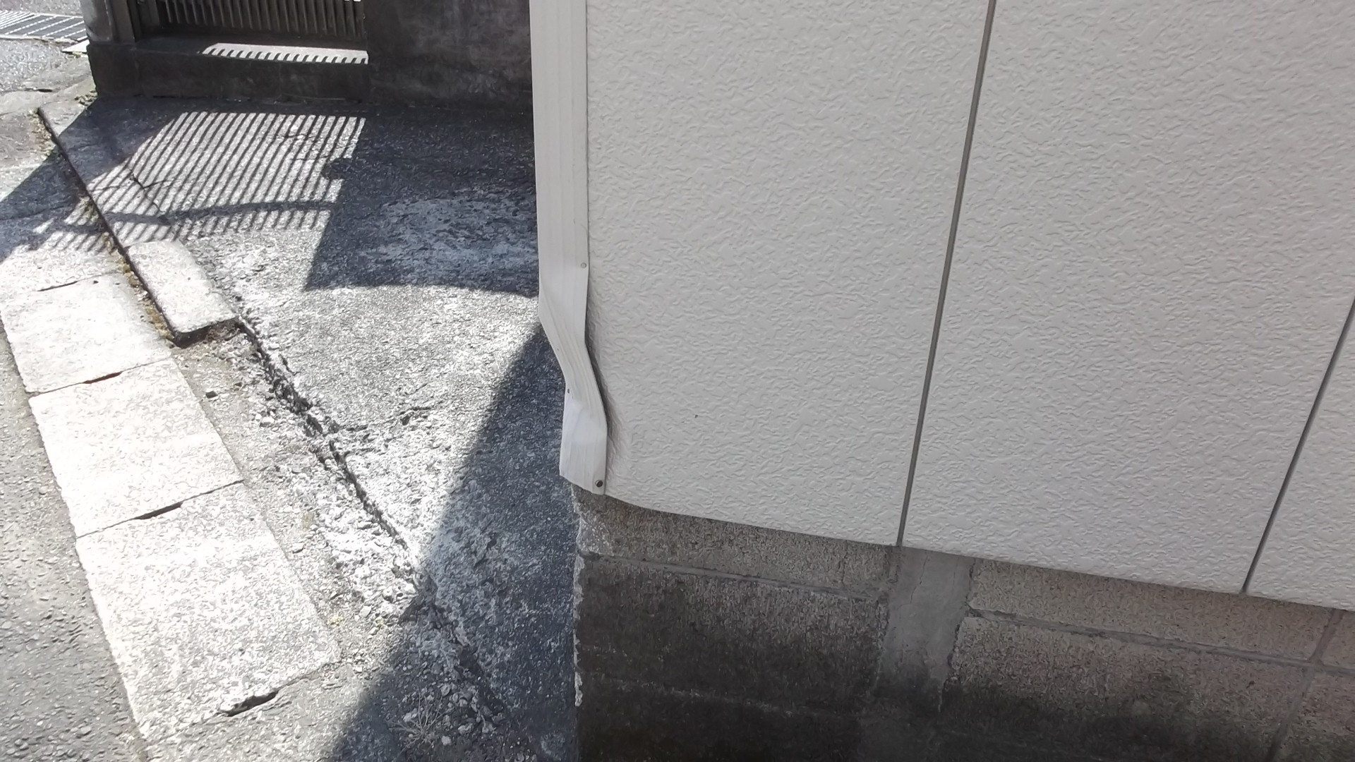 トタン壁　ぶつけて歪み