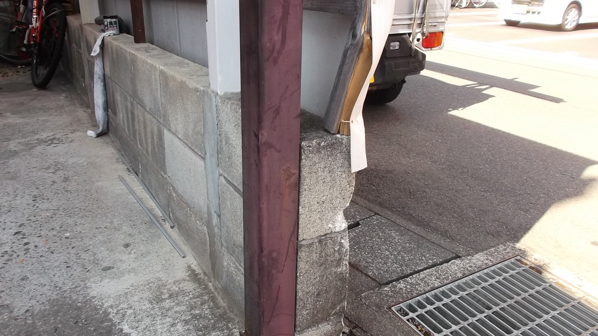 トタン壁　歪み