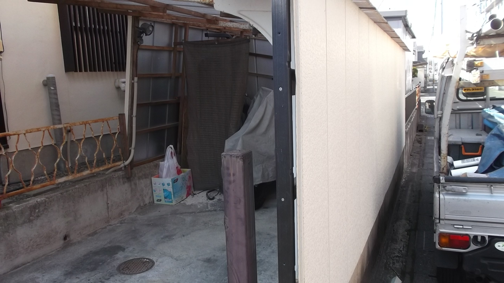 トタン壁　歪み　修理