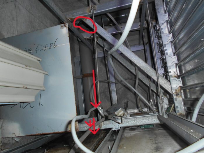 仙台市花京院店舗天井裏竪樋割れ