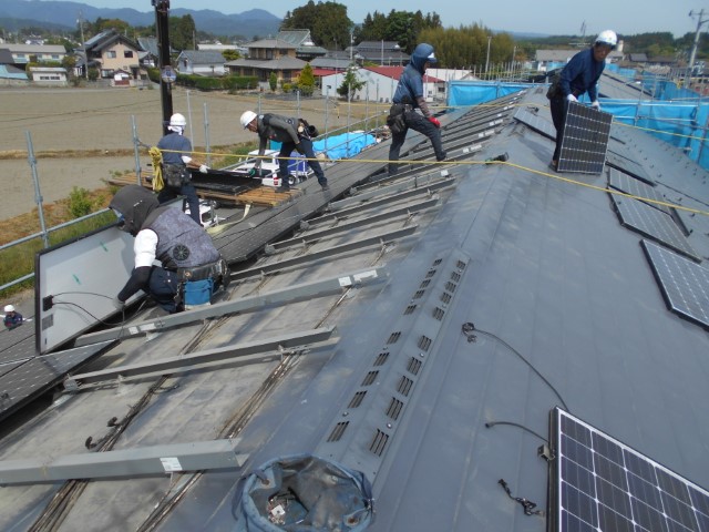 福島県南相馬市原町区2階建てアパート太陽光発電パネル撤去中