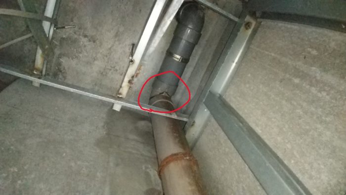 仙台市花京院店舗天井裏竪樋割れ真下